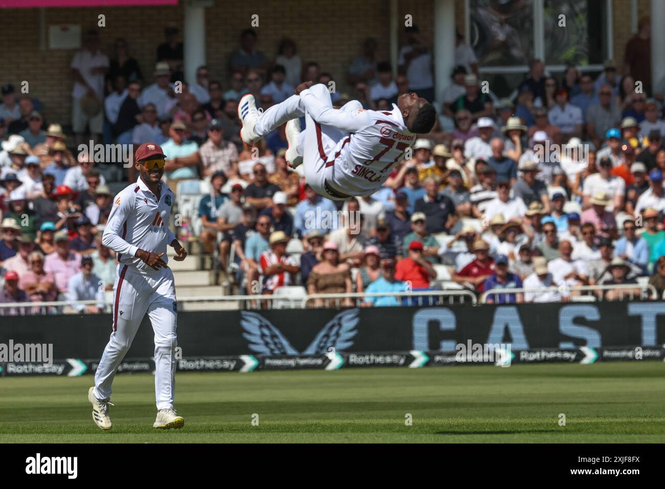 Kevin Sinclair von West Indies feiert den Wicket von Harry Brook of England während des 2. Rothesay Test Match England vs West Indies in Trent Bridge, Nottingham, Großbritannien, 18. Juli 2024 (Foto: Mark Cosgrove/News Images) Stockfoto