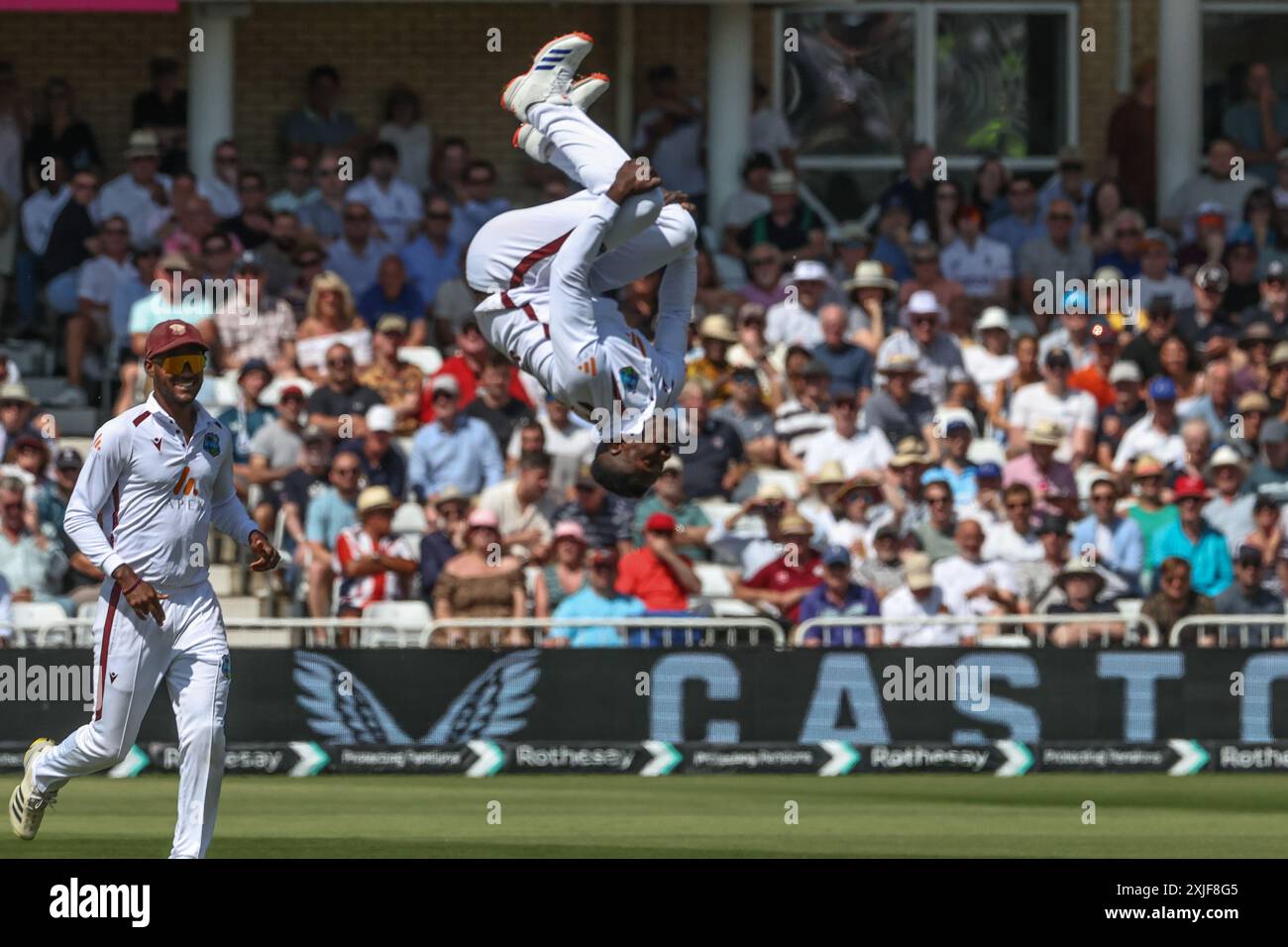 Kevin Sinclair von West Indies feiert den Wicket von Harry Brook of England während des 2. Rothesay Test Match England vs West Indies in Trent Bridge, Nottingham, Großbritannien, 18. Juli 2024 (Foto: Mark Cosgrove/News Images) Stockfoto