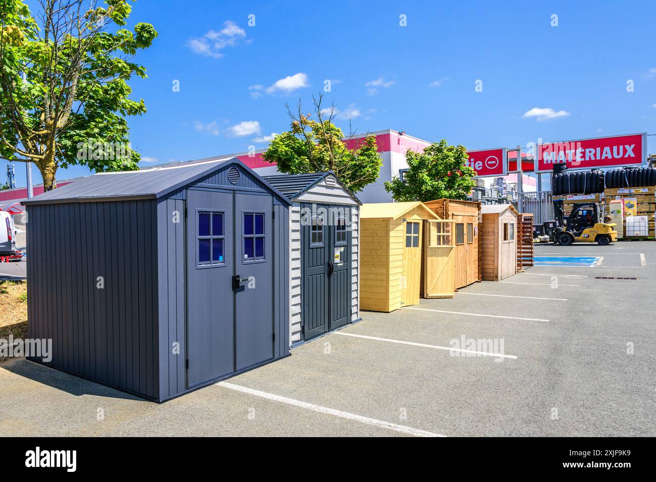 Ausstellung von Gartenschuppen im Brico Depot - Dissay, Vienne (86), Frankreich. Stockfoto