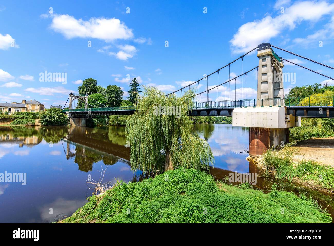 Neu eröffnete einzigartige Hängebrücke über den Fluss Vienne bei Bonneuil-Matours, Vienne (86), Frankreich. Stockfoto