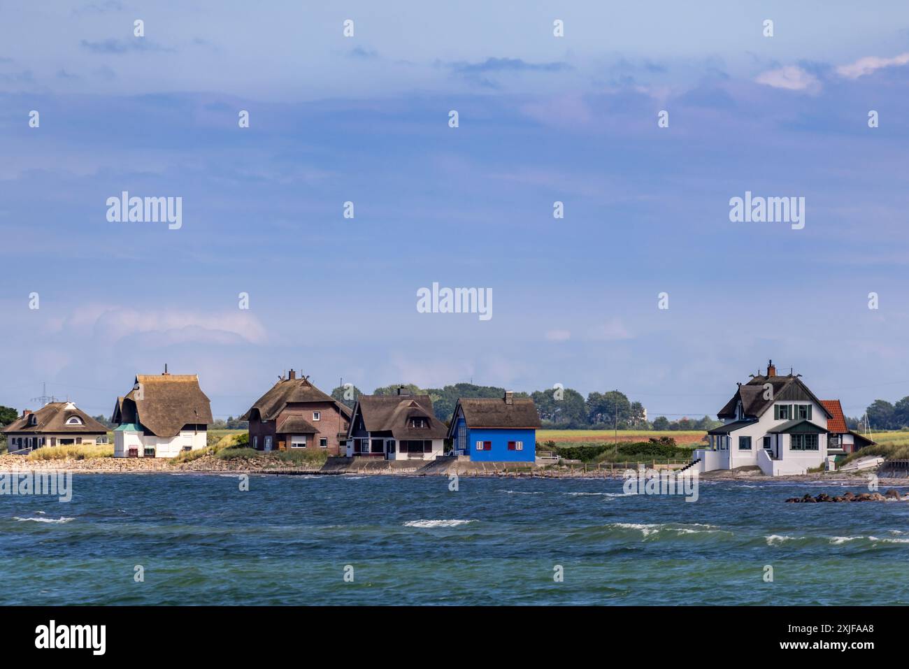Strandvillen und Reetdachhäuser auf der Halbinsel Graswarder in Heiligenhafen, Schleswig-Holstein, Deutschland, Europa Stockfoto