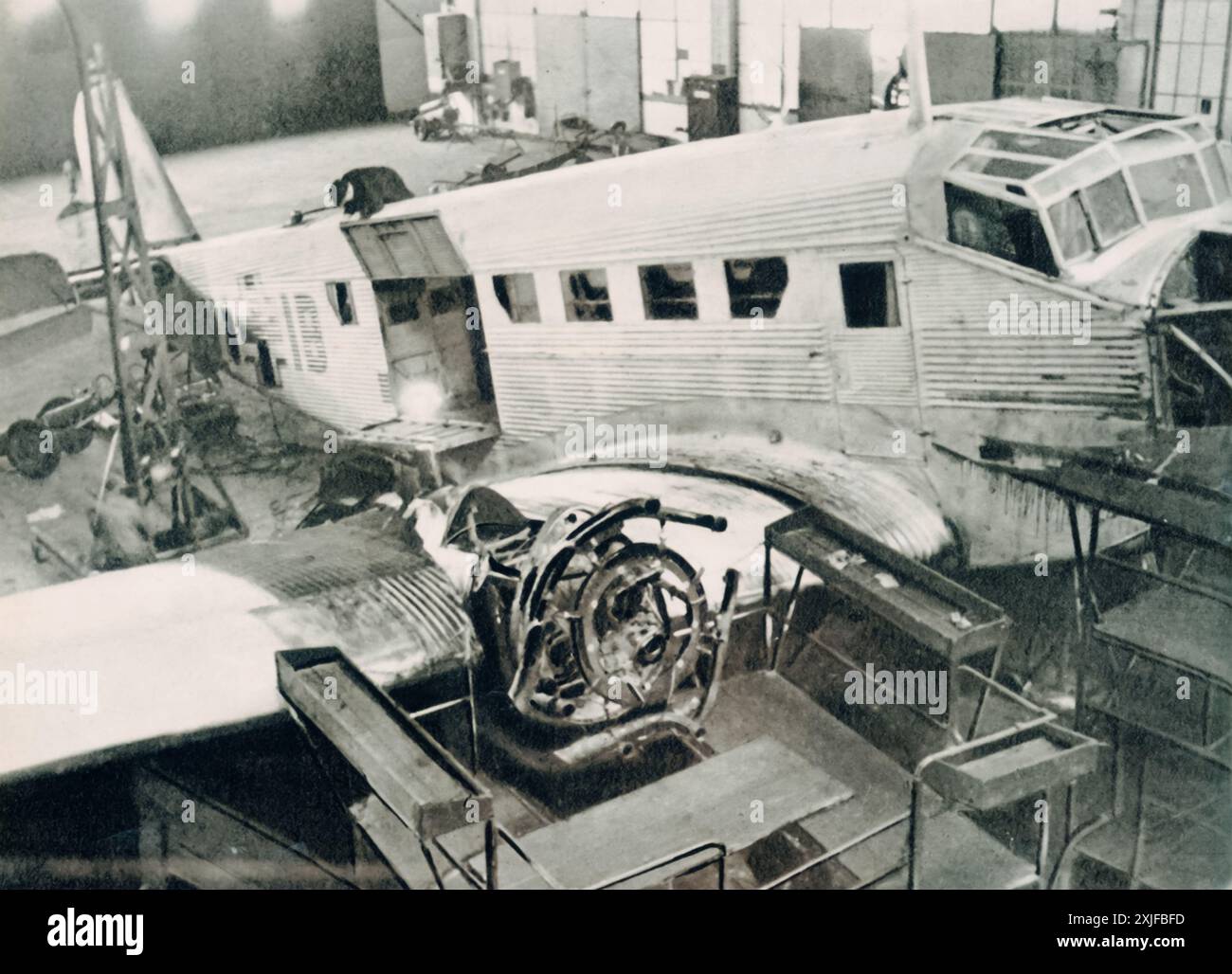 Ein Foto zeigt, wie ein Flugzeug 1941 in einer Werft während des Betriebs Barbarossa abgebaut wurde. Wichtige und wiederverwendbare Teile wurden zur Überholung nach Deutschland zurückgeflogen, um eine zuverlässige Ausrüstung für die vorrückenden deutschen Truppen an der Ostfront zu gewährleisten. Dieses Bild zeigt die logistischen Anstrengungen, die erforderlich sind, um die Flugzeuge während des Zweiten Weltkriegs in Betrieb zu halten. Stockfoto