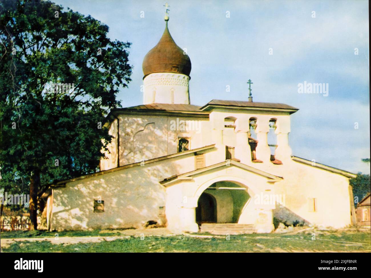 Eine Fotografie einer russischen Kirche, die als antireligiöses Museum umfunktioniert wurde, wurde 1941 während des Zweiten Weltkriegs im Rahmen der Operation Barbarossa aufgenommen. Das sowjetische Regime wandelte viele Kirchen in Museen um, um den staatlichen Atheismus zu fördern. Die deutsche Invasion während der Operation Barbarossa verstärkte den Umbruch und führte zu weiteren Zerstörungen an diesen Stätten. Stockfoto