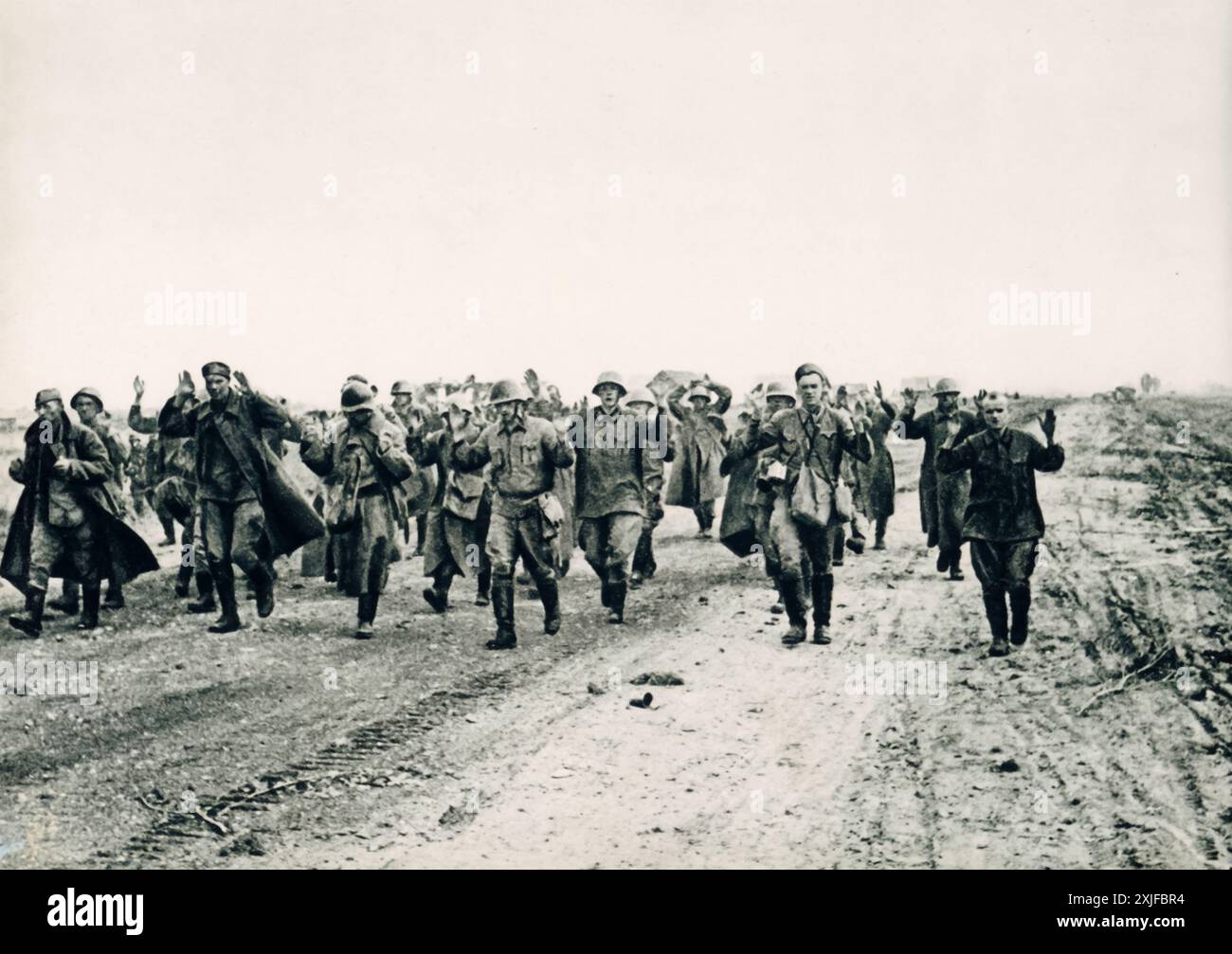 Ein Foto zeigt Hunderte sowjetischer Gefangener, darunter Mitglieder von Frauenregimentern, die sich mit erhobenen Händen ergeben. Während der Operation Barbarossa 1941, als die deutschen Truppen an der Ostfront vorrückten. Stockfoto