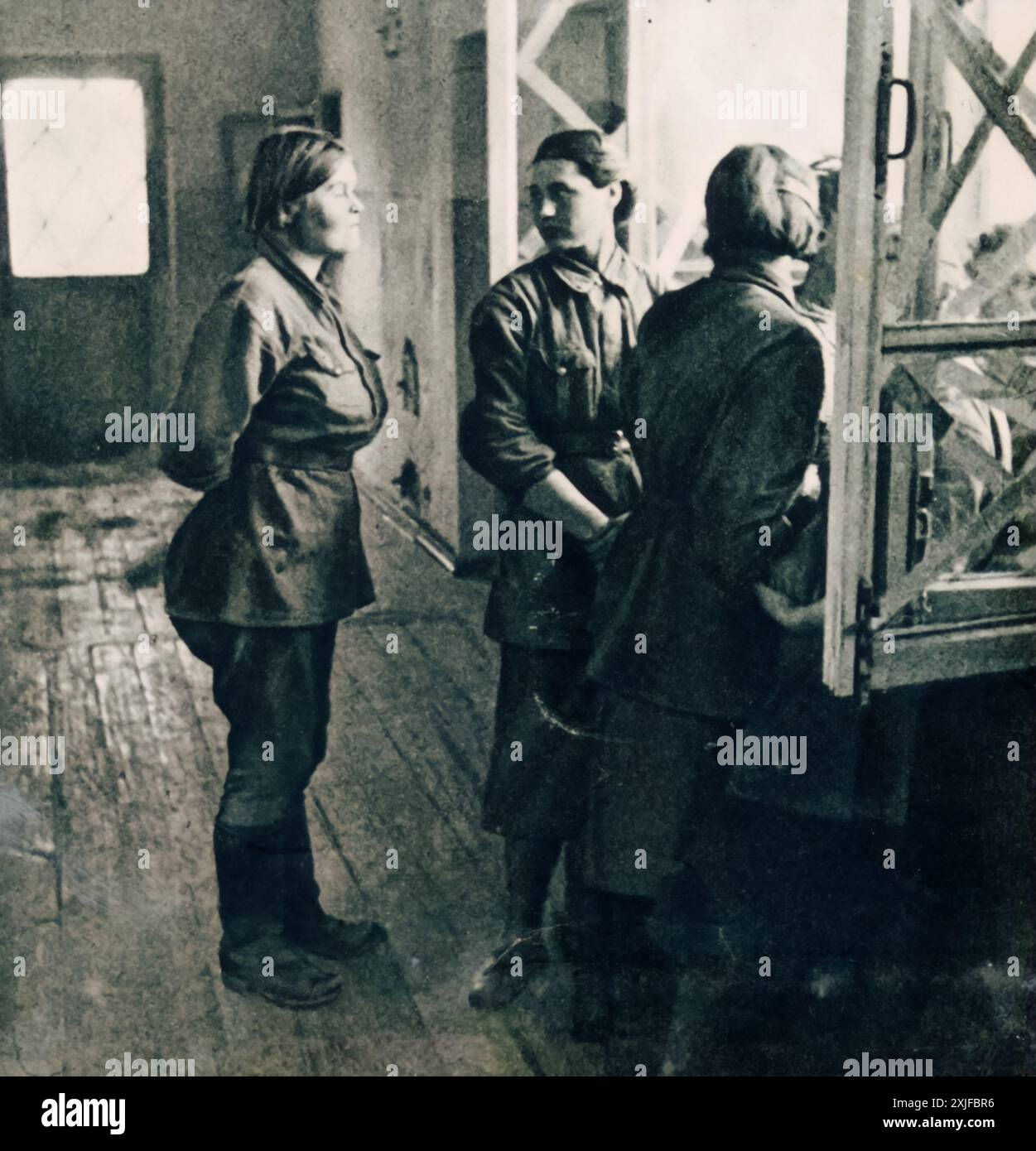 Ein Foto zeigt Gefangene Mitglieder des sowjetischen Frauenregiments während des Zweiten Weltkriegs in Gefangenschaft. Während der Operation Barbarossa im Jahr 1941 wurde die Festnahme sowjetischer Truppen, einschließlich weiblicher Soldaten, während deutsche Truppen an der Ostfront vorrückten. Stockfoto