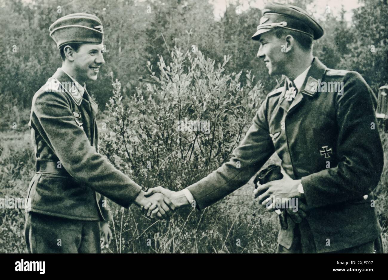 Ein Foto zeigt, wie der Empfänger des Ritterkreuzes 1. Leutnant Graf Kageneck bei der Operation Barbarossa 1941 die Hand schüttelt. Dieses Treffen beleuchtet die Zusammenarbeit zwischen deutschen und spanischen Freiwilligen während des Zweiten Weltkriegs gegen sowjetische Truppen an der Ostfront. Spanische Freiwillige schlossen sich den Deutschen weitgehend wegen ihrer gemeinsamen antikommunistischen Haltung und der Unterstützung des Regimes von General Franco für Nazi-Deutschland an. Stockfoto