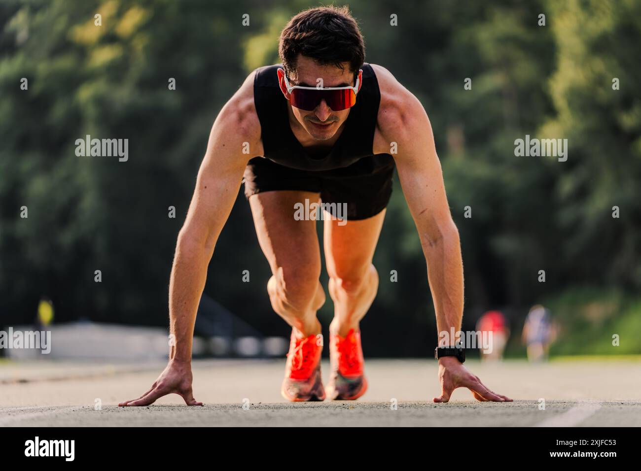 Konzentrierter Athlet wartet auf den Start, um das 100-m-Sprint-Rennen zu gewinnen Stockfoto