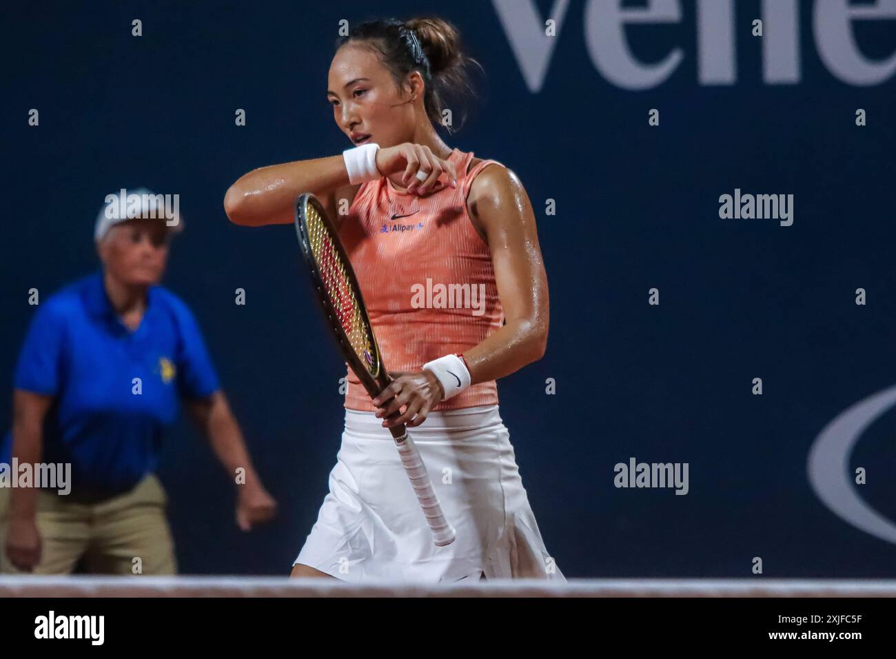 Palermo, Italien. Juli 2024. Qinwen Zheng beim Spiel der Frauen-Tennis-Vereinigung gegen Sara Errani bei den Palermo Ladies Open. Qinwen Zheng schlägt Sara Errani 6-3 6-2. (Foto: Antonio Melita/Pacific Press) Credit: Pacific Press Media Production Corp./Alamy Live News Stockfoto