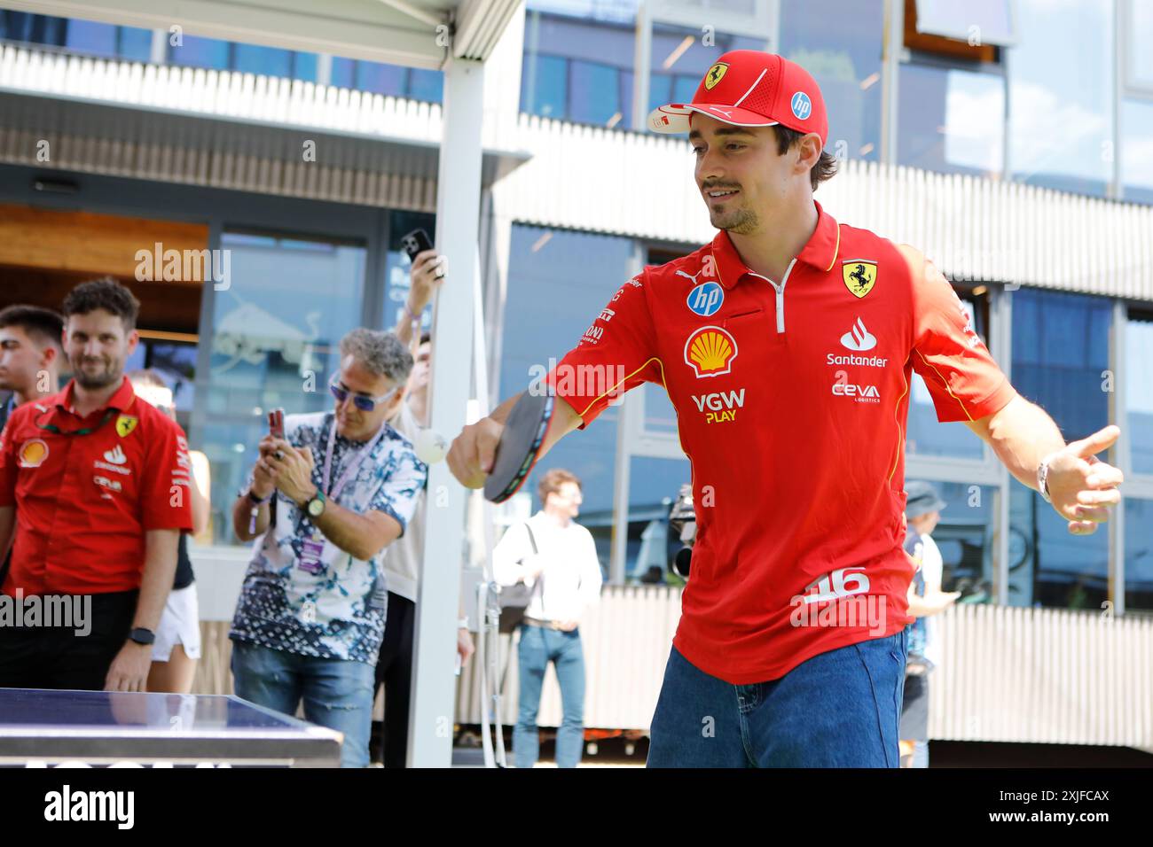 Mogyorod, Ungarn. Juli 2024. Formel 1 großer Preis von Ungarn in Hungaroring, Ungarn. Im Bild: Charles Leclerc (MON) von Scuderia Ferrari spielt Tischtennis © Piotr Zajac/Alamy Live News Stockfoto