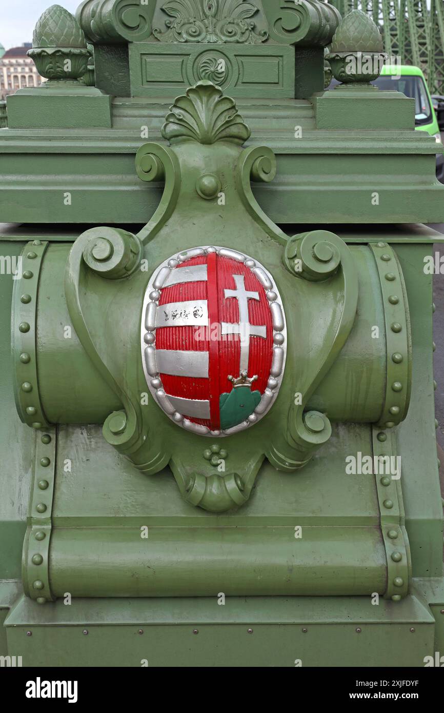 Budapest, Ungarn - 13. Juli 2015: Wappen an der Green Iron Metal Liberty Bridge über die Donau in der Hauptstadt. Stockfoto