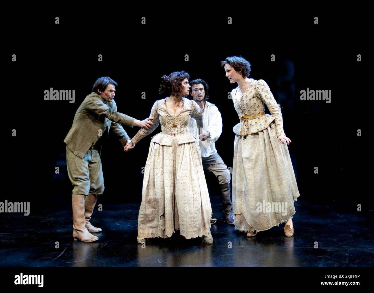 l-r: TAM Williams (Lysander), Annabel Scholey (Hermia), Ben Mansfield (Demetrius), Rachael Stirling (Helena) in Einem SOMMERNACHTSTRAUM von Shakespeare in der Rose of Kingston, Surrey, England 15/02/2010 Design: Elizabeth Bury Beleuchtung: Peter Mumford Regisseur: Peter Hall Stockfoto