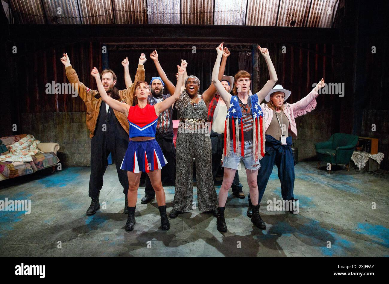 l-r: Demetri Goritsas (Gibson), Annabel Scholey (Maria), Adrian der Gregorian (Matt), Wunmi Mosaku (Quincy), (teilweise verdeckt) Michael Shaeffer (Sam), Justine Mitchell (Jenny), Jenna Russell (Colleen) in MR BURNS - Ein Post-elektrisches Stück von Anne Washburn im Almeida Theatre, London 06/2014 Lichtquelle: Tom Glutmeida, London Ann Yee Regisseur: Robert Icke Stockfoto