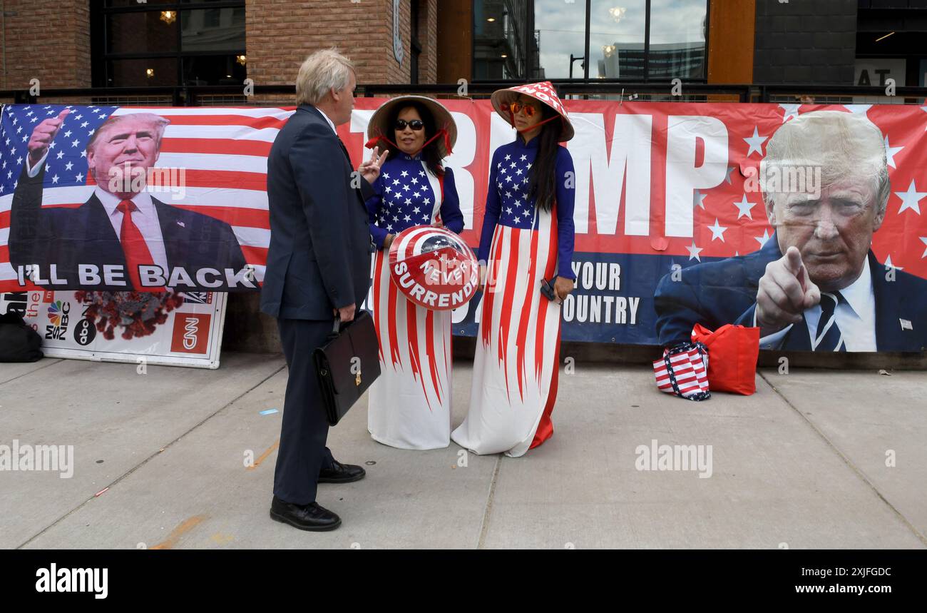 Milwaukee, Wisconsin, USA. Juli 2024. AMY LEE, Linke, und ihre Tochter KIMBERLY NGUYEN sprechen mit einem Passanten vor dem dritten Tag der Republican National Convention am Fiserv Forum in Milwaukee, Wisconsin, Mittwoch, den 17. Juli 2024. Ihre Familie kommt aus Vietnam und sie unterstützen Donald Trumps Kandidatur für das Amt des Präsidenten. (Kreditbild: © Mark Hertzberg/ZUMA Press Wire) NUR REDAKTIONELLE VERWENDUNG! Nicht für kommerzielle ZWECKE! Stockfoto