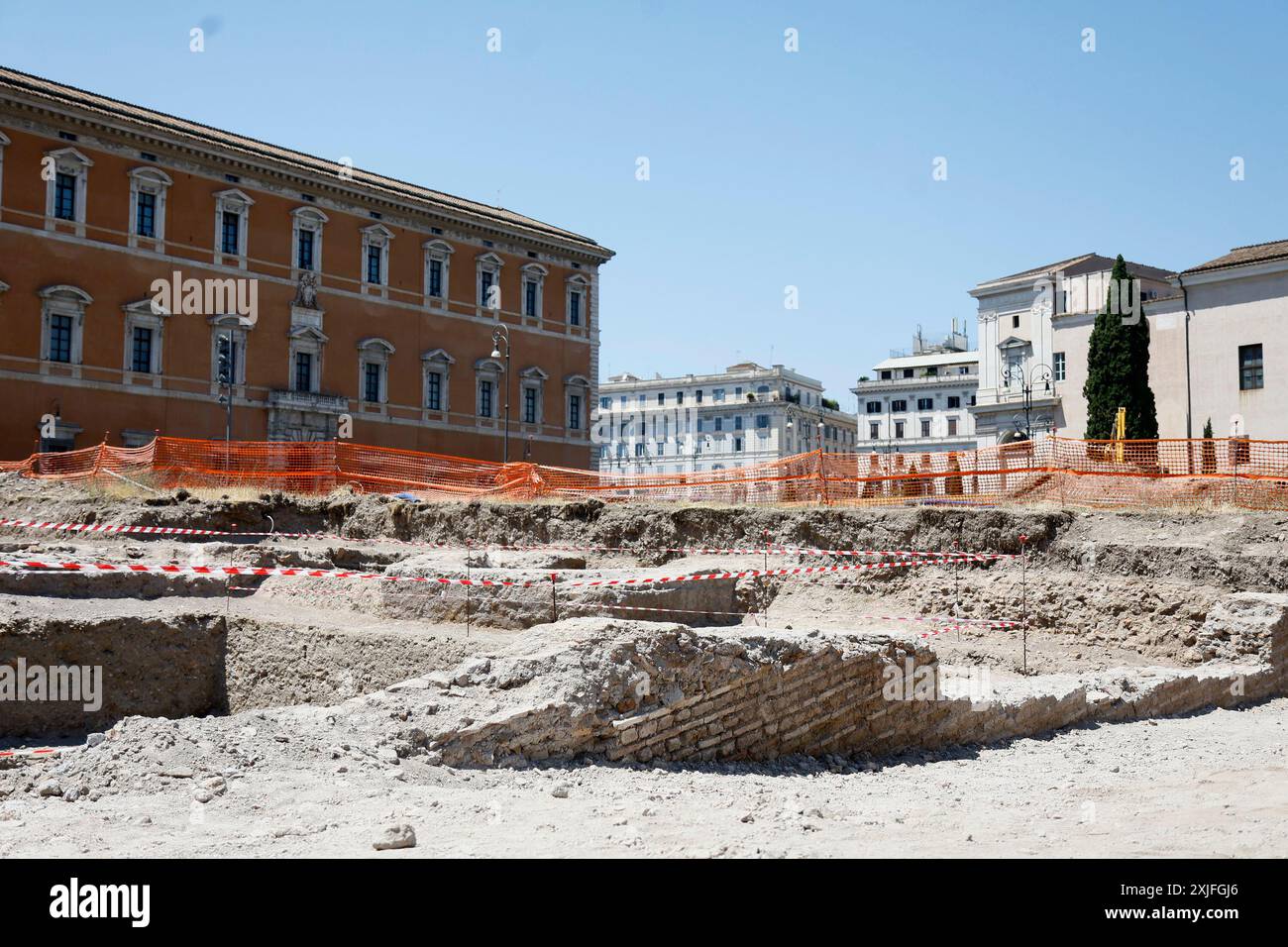 Durante gli scavi per i lavori di riqualificazione in vista del Giubileo sono emersi dei manufatti di varie epoche, il Patriarchio, muro di cinta della residenza papale del LX secolo e vari reperti Ñ Gioved“ 18 luglio 2024 - Cronaca - (foto di Cecilia Fabiano/LaPresse) während der Ausgrabungen für die Sanierungsarbeiten im Hinblick auf das Jubiläum entstanden Mauern aus verschiedenen Epochen, das Patriarchat, die umliegende Mauer der päpstlichen Residenz aus dem 19. Jahrhundert und verschiedene Fundstücke Rom, Italien - Donnerstag, 17. Juli 2024 - Nachrichten - (Foto: Cecilia Fabiano/LaPresse) Stockfoto