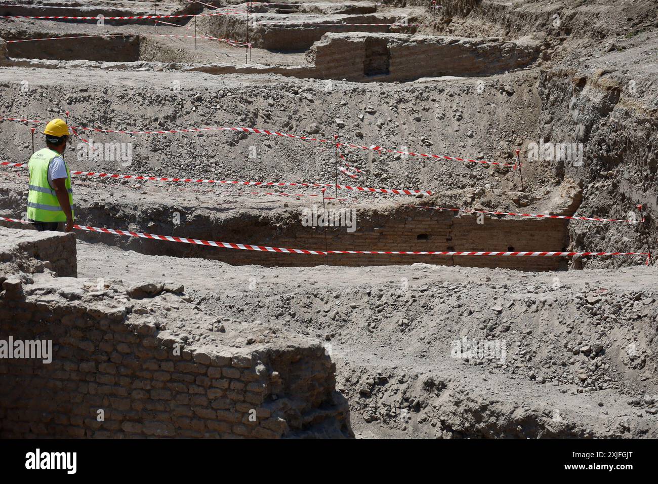 Durante gli scavi per i lavori di riqualificazione in vista del Giubileo sono emersi dei manufatti di varie epoche, il Patriarchio, muro di cinta della residenza papale del LX secolo e vari reperti Ñ Gioved“ 18 luglio 2024 - Cronaca - (foto di Cecilia Fabiano/LaPresse) während der Ausgrabungen für die Sanierungsarbeiten im Hinblick auf das Jubiläum entstanden Mauern aus verschiedenen Epochen, das Patriarchat, die umliegende Mauer der päpstlichen Residenz aus dem 19. Jahrhundert und verschiedene Fundstücke Rom, Italien - Donnerstag, 17. Juli 2024 - Nachrichten - (Foto: Cecilia Fabiano/LaPresse) Stockfoto