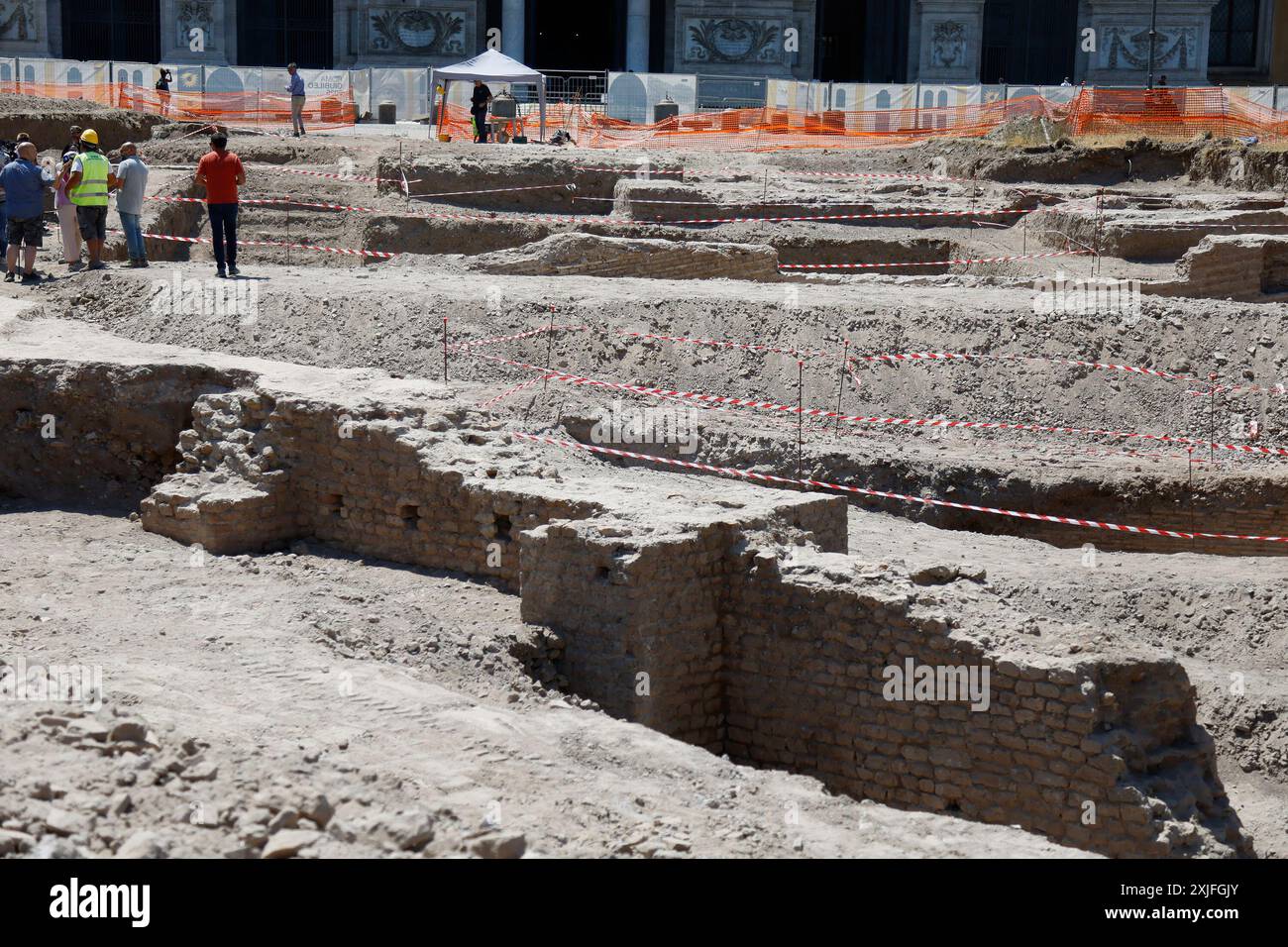 Durante gli scavi per i lavori di riqualificazione in vista del Giubileo sono emersi dei manufatti di varie epoche, il Patriarchio, muro di cinta della residenza papale del LX secolo e vari reperti Ñ Gioved“ 18 luglio 2024 - Cronaca - (foto di Cecilia Fabiano/LaPresse) während der Ausgrabungen für die Sanierungsarbeiten im Hinblick auf das Jubiläum entstanden Mauern aus verschiedenen Epochen, das Patriarchat, die umliegende Mauer der päpstlichen Residenz aus dem 19. Jahrhundert und verschiedene Fundstücke Rom, Italien - Donnerstag, 17. Juli 2024 - Nachrichten - (Foto: Cecilia Fabiano/LaPresse) Stockfoto