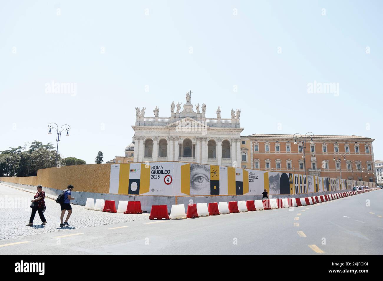 Durante gli scavi per i lavori di riqualificazione in vista del Giubileo sono emersi dei manufatti di varie epoche, il Patriarchio, muro di cinta della residenza papale del LX secolo e vari reperti Ñ Gioved“ 18 luglio 2024 - Cronaca - (foto di Cecilia Fabiano/LaPresse) während der Ausgrabungen für die Sanierungsarbeiten im Hinblick auf das Jubiläum entstanden Mauern aus verschiedenen Epochen, das Patriarchat, die umliegende Mauer der päpstlichen Residenz aus dem 19. Jahrhundert und verschiedene Fundstücke Rom, Italien - Donnerstag, 17. Juli 2024 - Nachrichten - (Foto: Cecilia Fabiano/LaPresse) Stockfoto