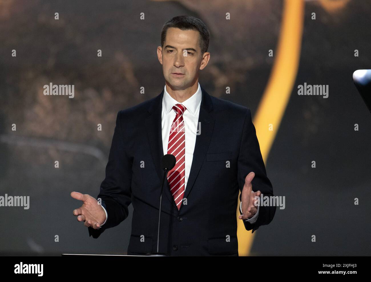 Milwaukee, Vereinigte Staaten Von Amerika. Juli 2024. Der US-Senator Tom Cotton (Republikaner von Arkansas) hält am Dienstag, den 16. Juli 2024, auf dem Fiserv Forum in Milwaukee, Wisconsin, am 2. Tag des Republican National Convention 2024 eine Rede. KEINE New York oder New Jersey Zeitungen oder Zeitungen im Umkreis von 75 Meilen um New York City.) Quelle: SIPA USA/Alamy Live News Stockfoto