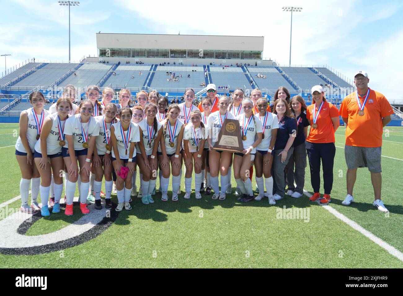 Katy Seven Lakes Teammitglieder posieren mit Halbfinalisten-Trophäe, nachdem sie Prosper in einem Highschool-Mädchen-Fußballturnier besiegt haben. ©Bob Daemmrich Stockfoto