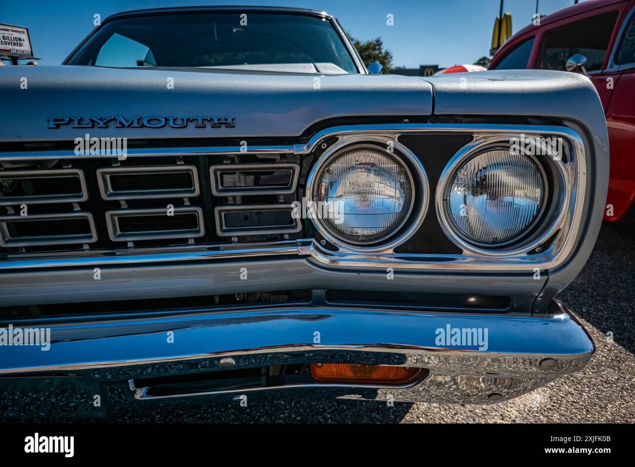 Gulfport, MS - 01. Oktober 2023: Nahaufnahme eines 1968 Plymouth Road Runner Hardtop Coupés auf einer lokalen Autoshow. Stockfoto