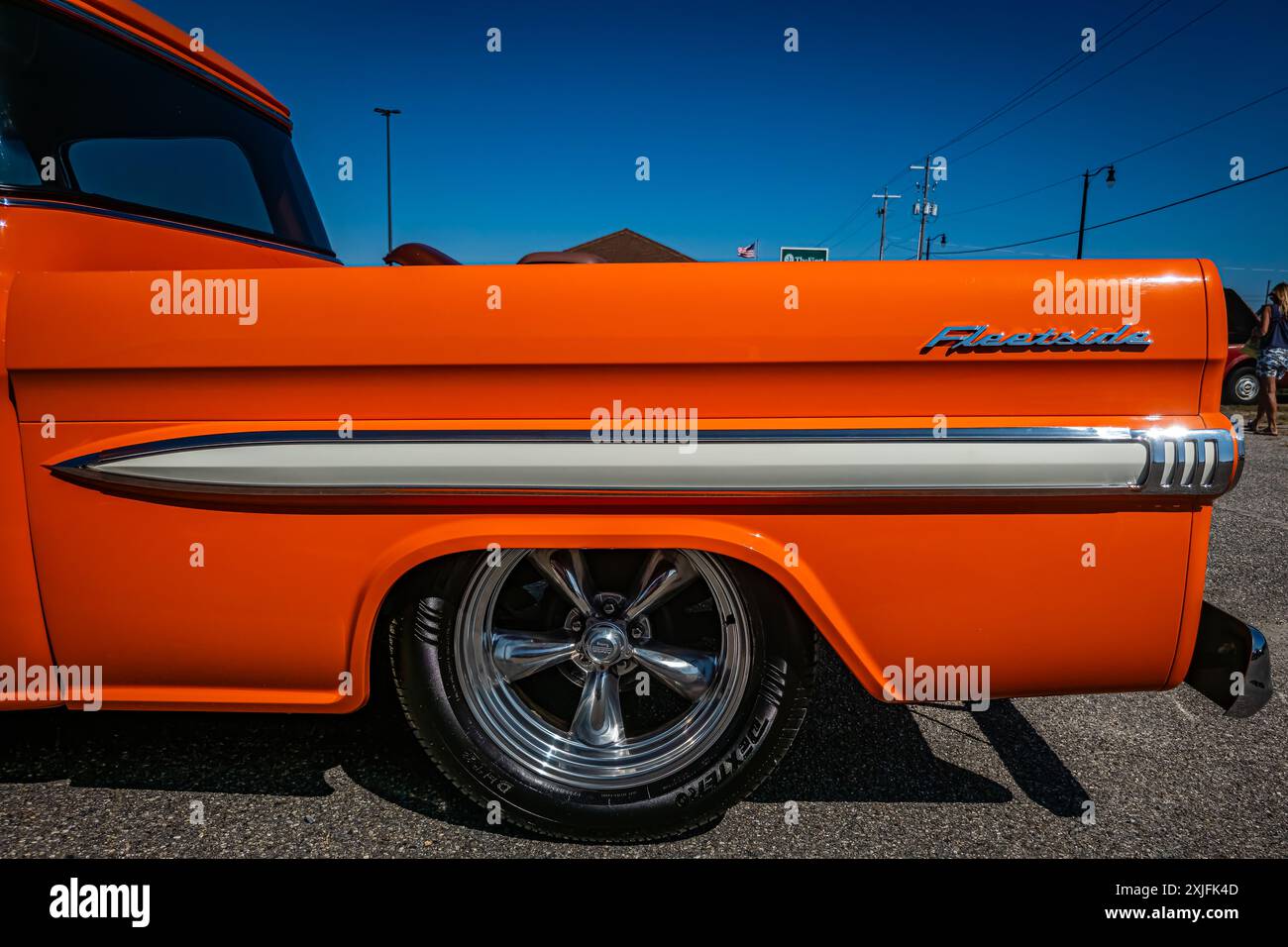 Gulfport, MS - 01. Oktober 2023: Hochperspektivische seitliche Detailansicht eines 1956 GMC 100 Pietside Pickup Trucks auf einer lokalen Autoshow. Stockfoto