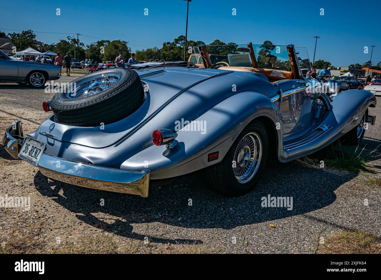 Gulfport, MS - 01. Oktober 2023: Hochperspektivische Eckansicht eines Mercedes-Benz 540K Special Roadsters aus dem Jahr 1936 auf einer lokalen Autoshow. Stockfoto