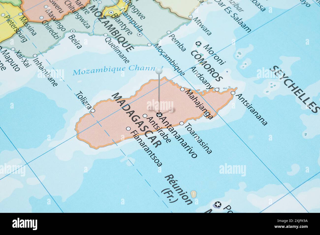 Aus nächster Nähe eine Stadt in Antananarivo mit einer weißen Nadel in die politische Landkarte Madagaskars Stockfoto