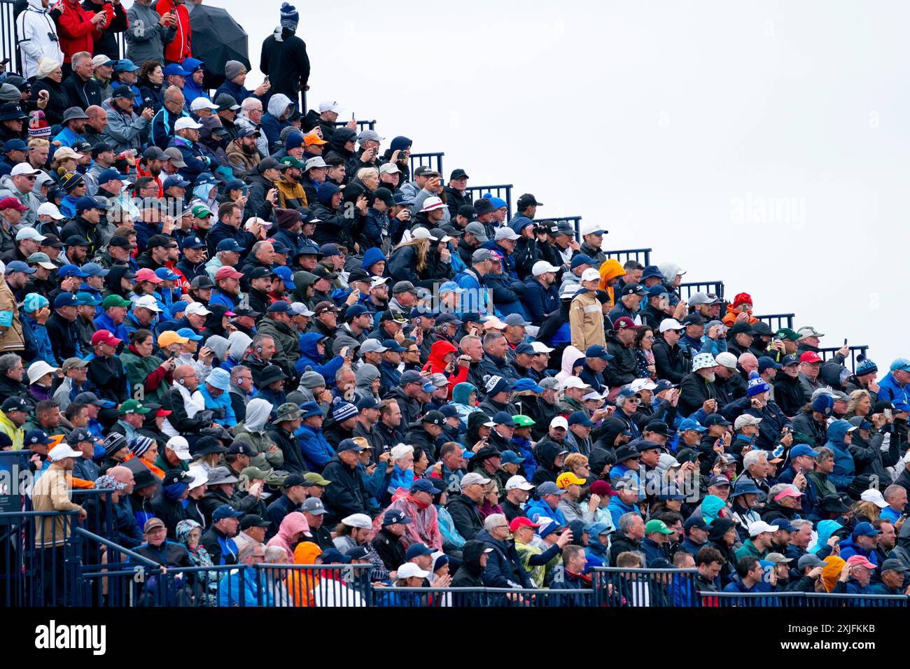 Troon, Schottland, Großbritannien. Juli 2024. Runde eins der 152. Open Championship, die auf dem Golfplatz Royal Troon ausgetragen wird. PIC; geschäftige Tribüne, 7. Loch. Iain Masterton/Alamy Live News Stockfoto