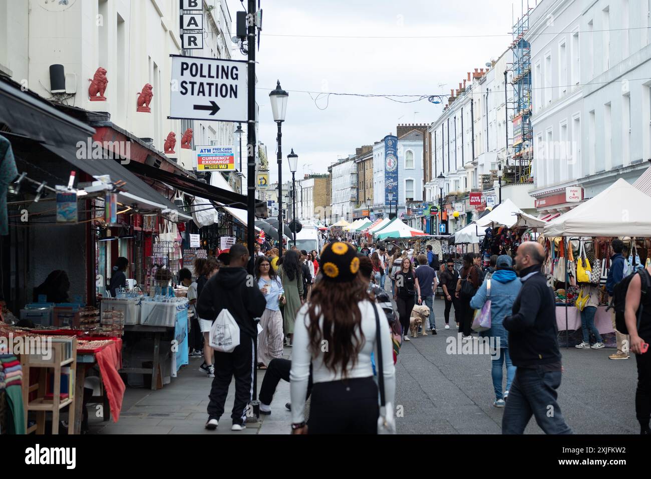 LONDON - 1. JULI 2024: Geschäftige Market Street Szene an der Portobello Road, einer Wahrzeichen Markt- und Einkaufsstraße im Zentrum von West London Stockfoto