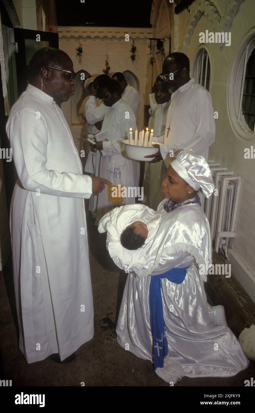 Taufe Baby Naming Ceremony 1990s UK. Celestial Church of Christ London Child wird gesegnet, von einem Spirit Medium, schwarzen britischen Gottesdienst gehalten zu werden. Elephant and Castle, London, England, 1993 1990er Jahre, UK HOMER SYKES. Stockfoto
