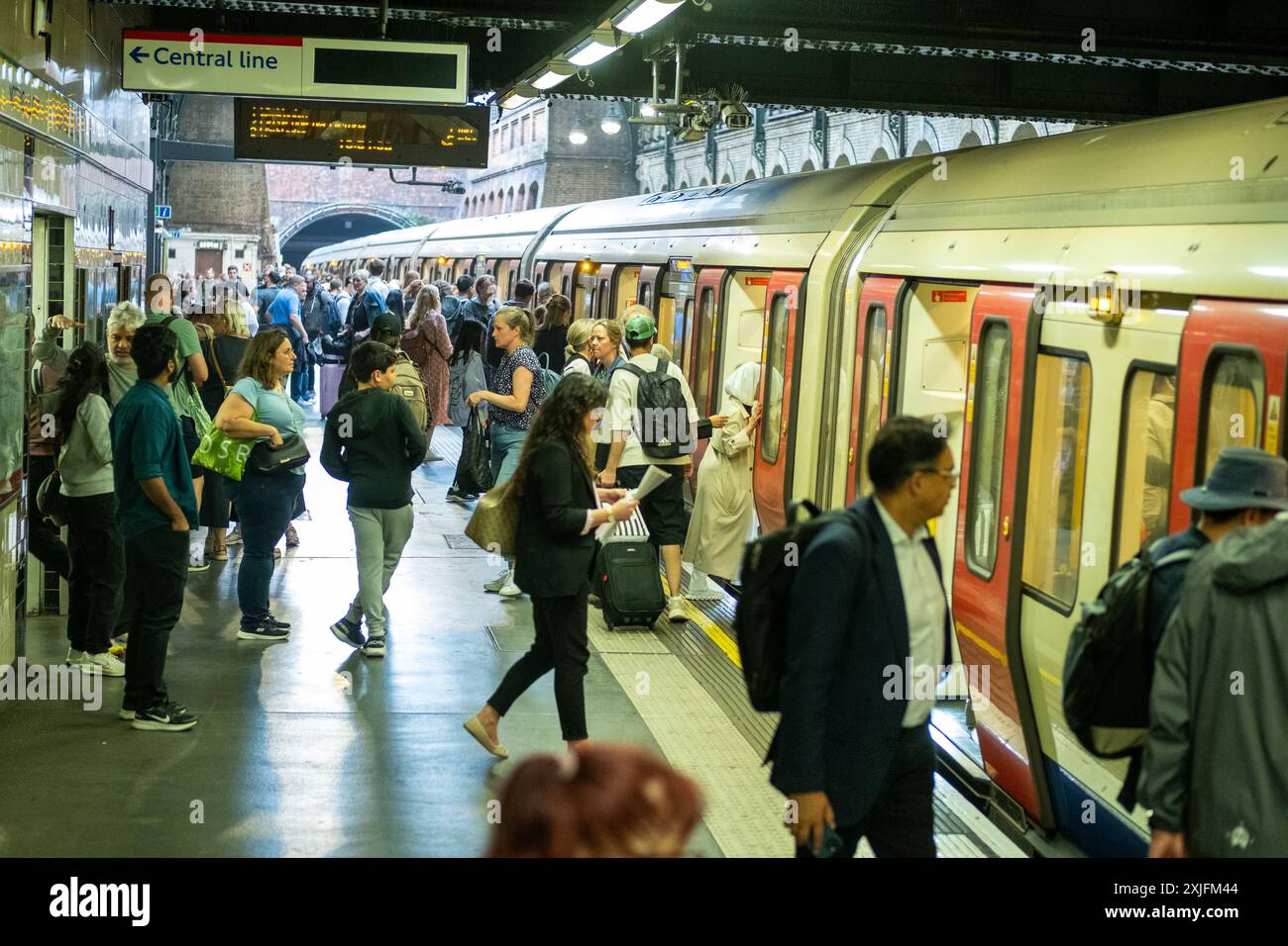 LONDON – 1. JULI 2024: Bahnsteig der U-Bahn-Station Notting Hill auf der District- und Circle-Linie. Stockfoto