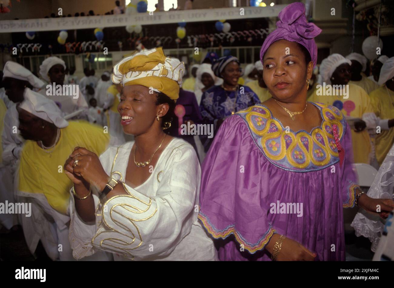 Die Celestial Church of Christ, Yoruba aus dem Westen Nigerias feiern ihr Harvest Festival im Süden Londons. Diese westafrikanische Kirche wurde von S B J Oshoffa gegründet, die Kirche blüht mit Ableger in London, Paris und New York. Frauen tanzen in Feiern und Preisen den Herrn. Elefant and Castle, London, England, 12. September 1993. Stockfoto