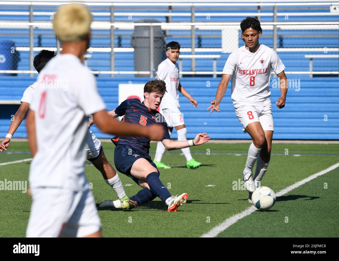 Seven Lakes' #5 Noah Peterson schießt während des Halbfinalspiels des Highschool-Fußballturniers durch Duncanville-Verteidiger. ©Bob Daemmrich Stockfoto