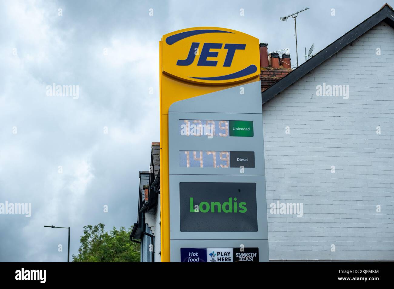 LONDON, 3. JULI 2024: Flugzeugtankstellen und Londis in der Nähe von Ladbroke Grove Stockfoto