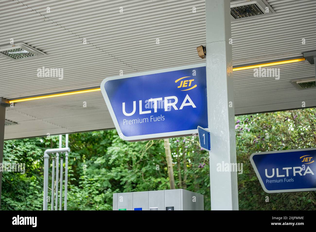 LONDON, 3. JULI 2024: Flugzeugtankstelle Ultra Premium Fuel Schild in Ladbroke Grove, West London Stockfoto