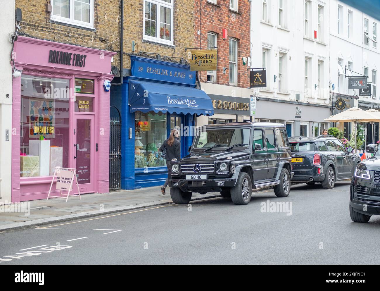LONDON, 10. JULI 2024: Walton Street in South Kensington/Knightsbridge. Eine gehobene Einzelhandelsstraße mit vielen kleinen, unabhängigen Marken. Stockfoto
