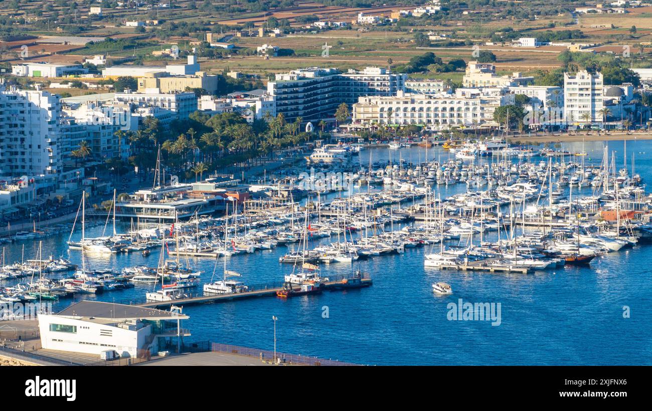 Das Bild vom Juli 2024 zeigt San Antonio auf Ibiza. Stockfoto