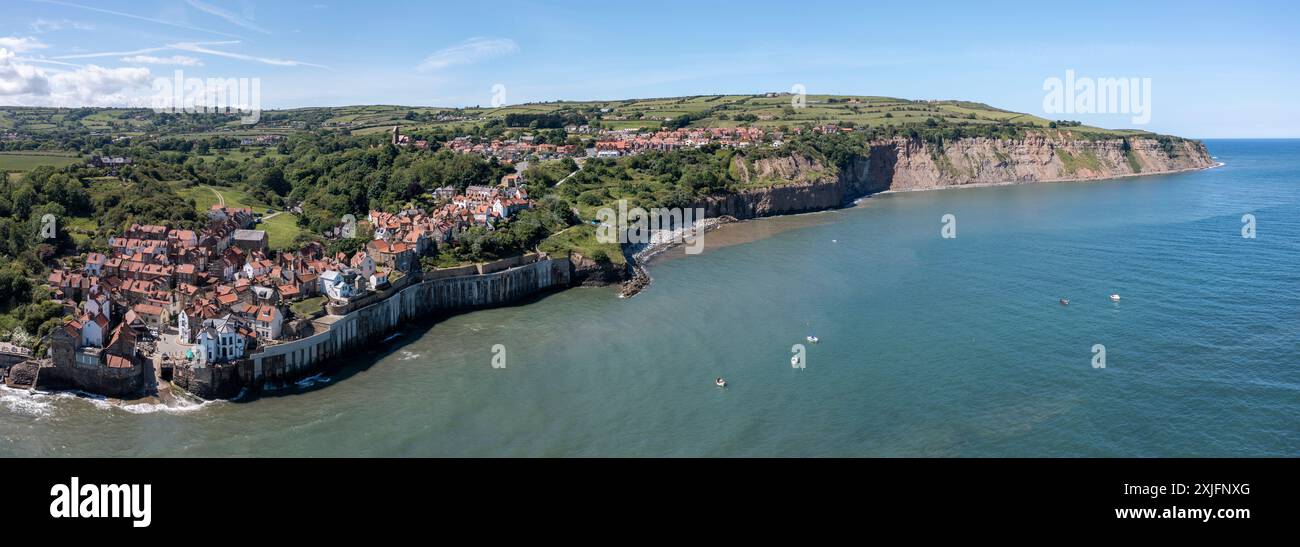 robin Hood Bay in der Nähe von whitby im Norden von yorkshire sonniger Sommertag mit Panoramablick bei Flut Stockfoto