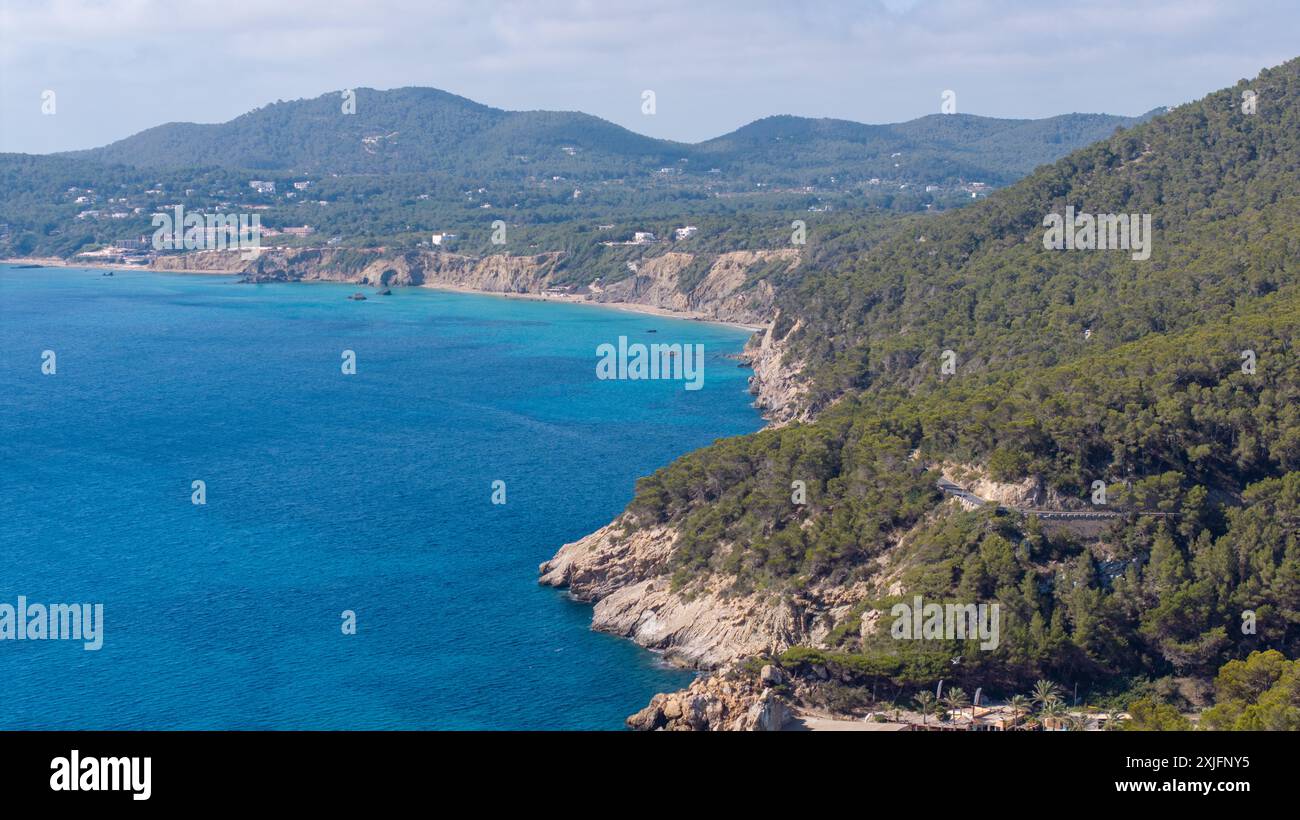 Das Bild vom Juli 2024 zeigt den Strand von Aguas Blancas auf Ibiza. Stockfoto