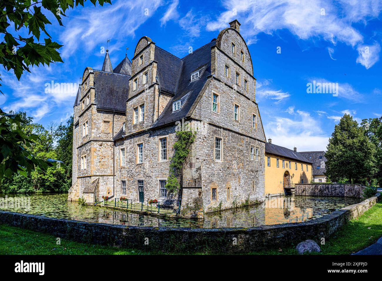 Schledehausen, Deutschland 14. Juli 2024: Im Bild: Blick im Sommer 2024 auf die Wasserburg Schelenburg im Landkreis Osnabrück in dem Ort Schledehausen in Niedersachsen. Schelenburg Niedersachsen *** Schledehausen, Deutschland 14. Juli 2024 in der Bildansicht im Sommer 2024 der Wasserburg Schelenburg im Landkreis Osnabrück im Dorf Schledehausen in Niedersachsen Schelenburg Niedersachsen Copyright: XFotostandx/xReissx Stockfoto