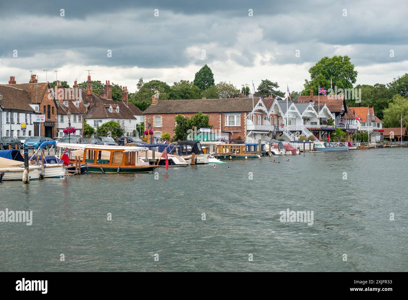 HENLEY ON THAMES, OXFORDSHIRE, Großbritannien, 14. JULI 2024: Blick auf Henley on Thames vom Fluss. Wunderschöne englische Stadt Stockfoto