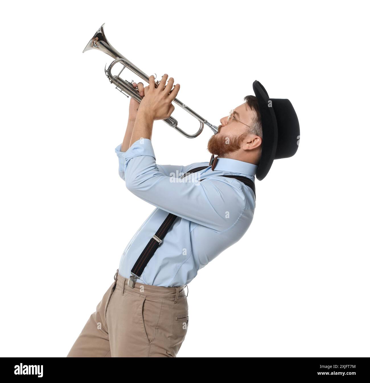 Schöner Musiker, der Trompete auf weißem Hintergrund spielt Stockfoto