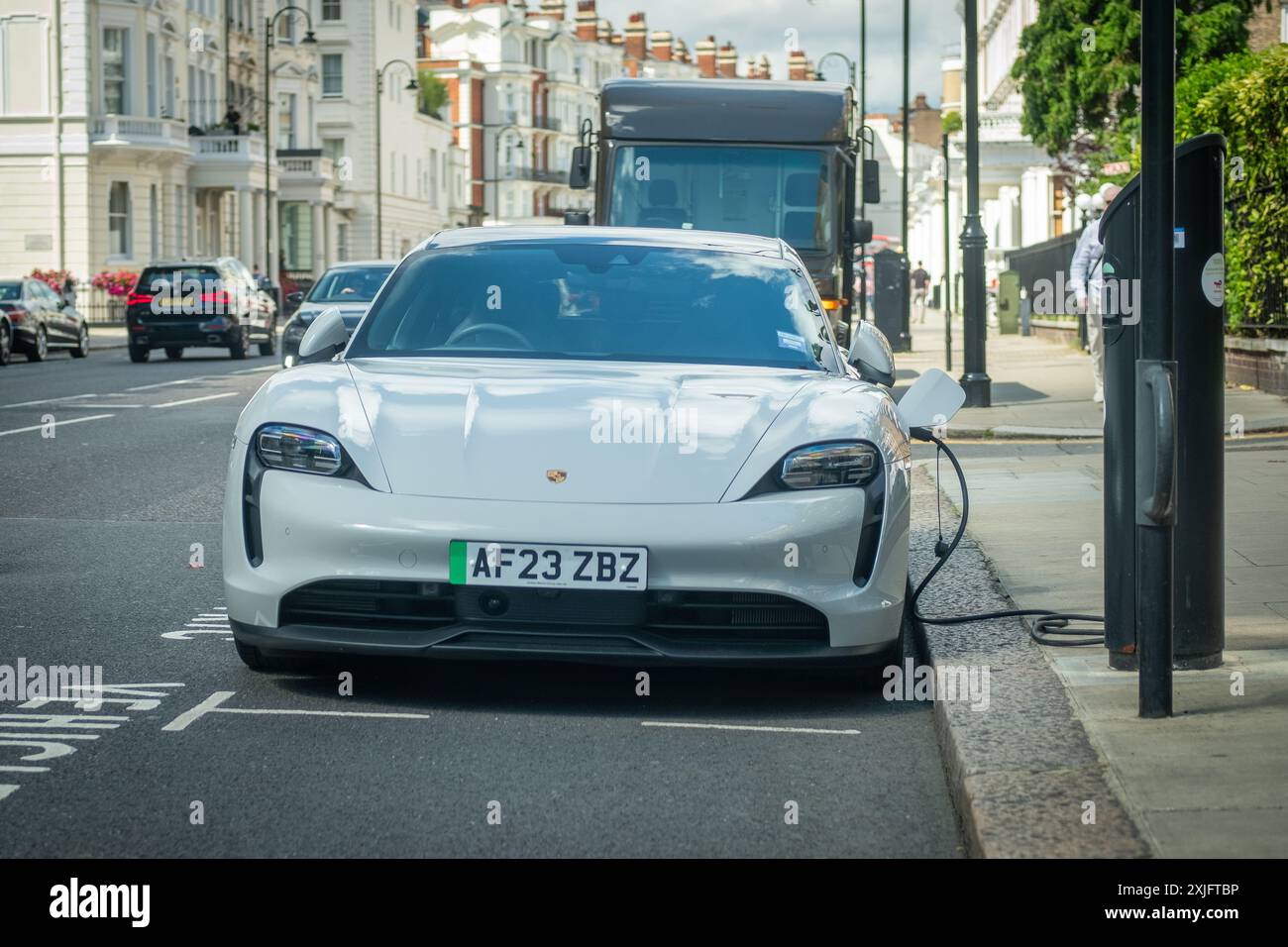 LONDON – 16. JULI 2024: Porsche-Elektroauto in Chelsea Kensington Street im Südwesten Londons Stockfoto