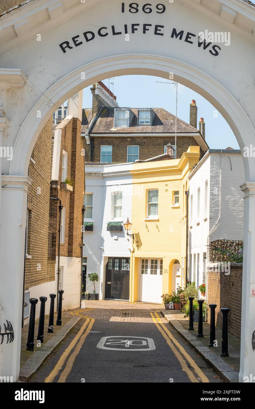 LONDON, 17. JULI 2024: Redcliffe Mews, gehobene Wohnanlage im Stadtteil Kensington & Chelsea Stockfoto