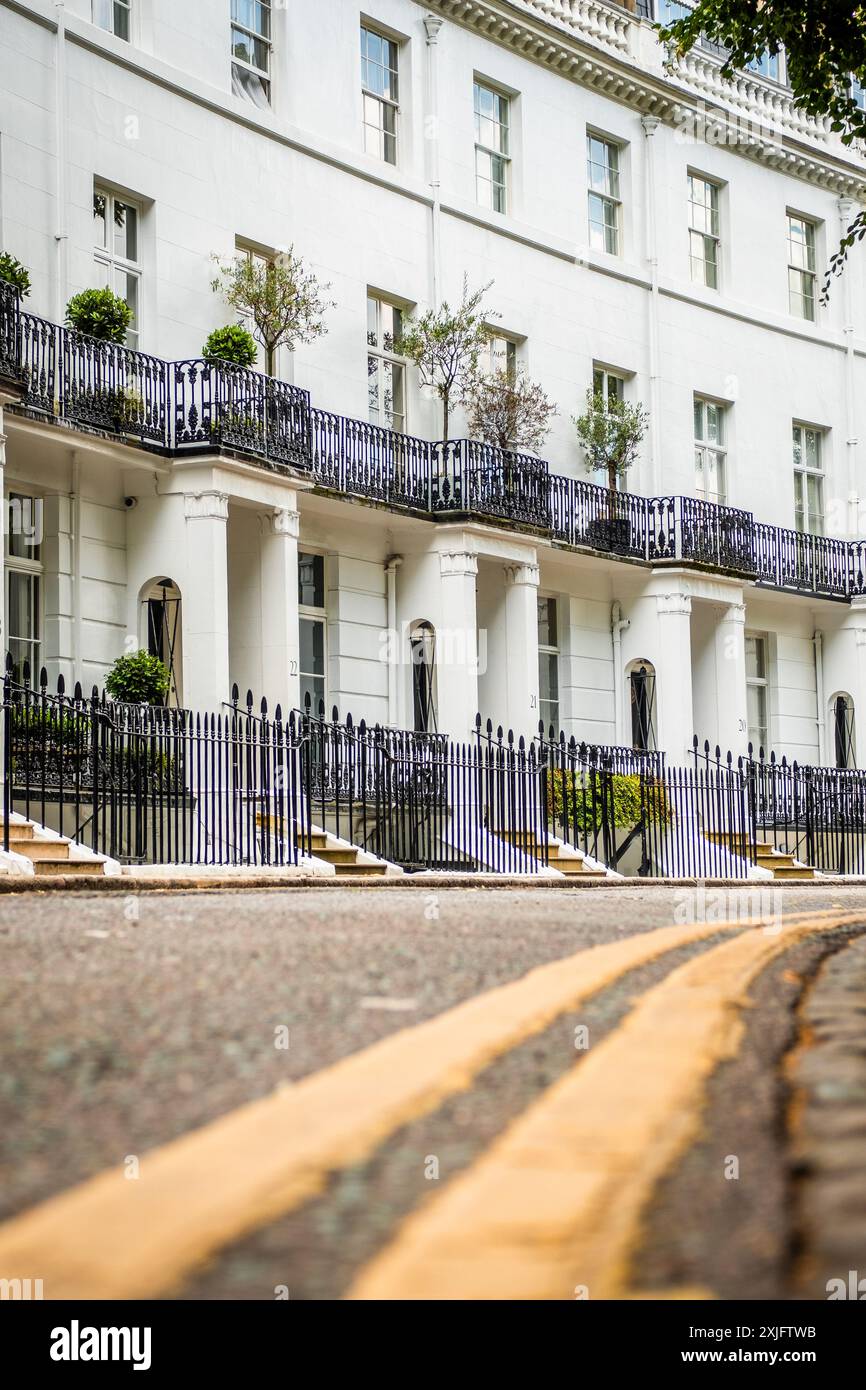 London - elegante weiße Stuck-Stadthäuser im Stadtteil Kensington & Chelsea Stockfoto