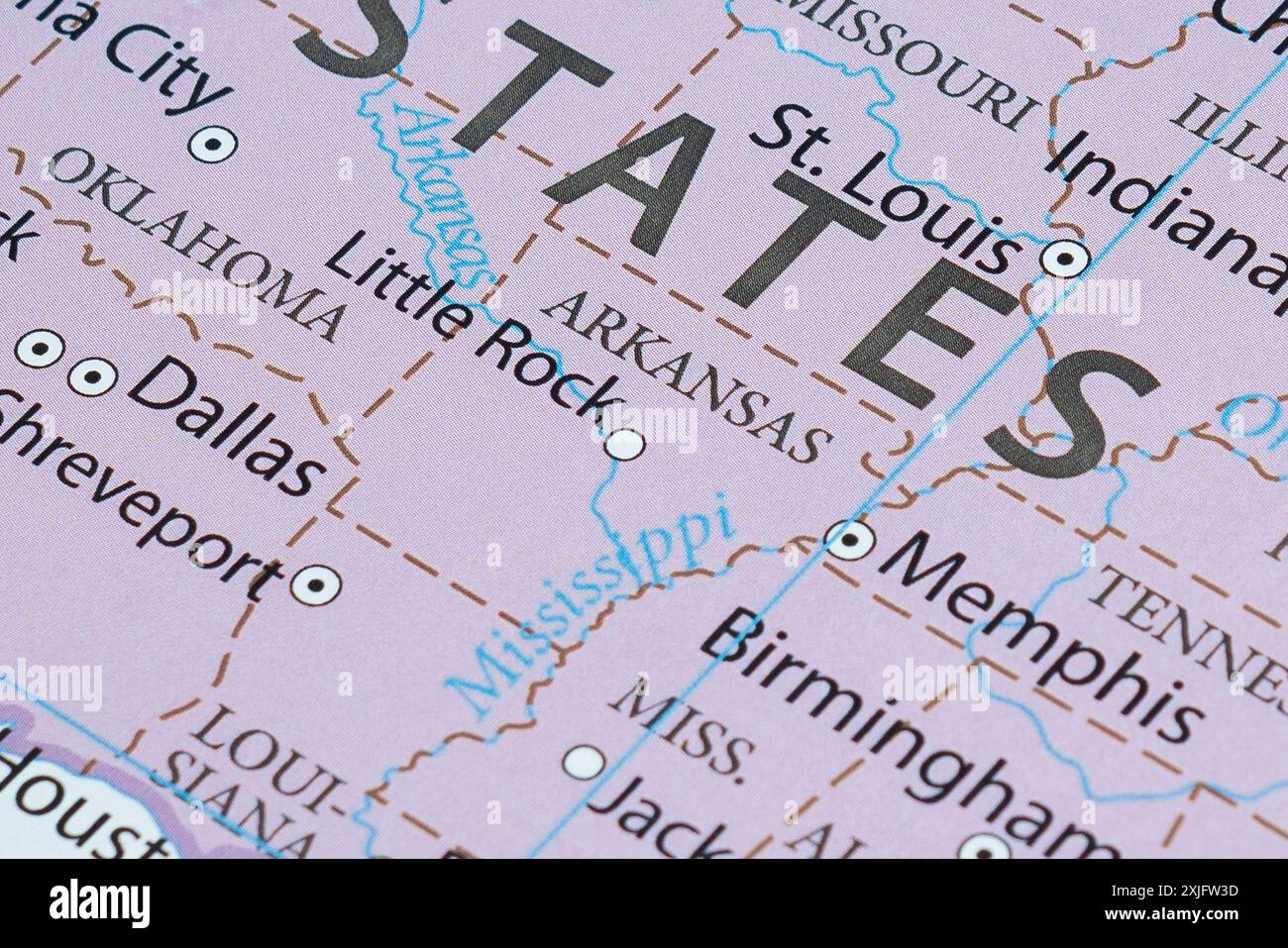 Makrofotografie der politischen Karte des Bundesstaates Arkansas mit den wichtigsten Städten und Grenzen Stockfoto