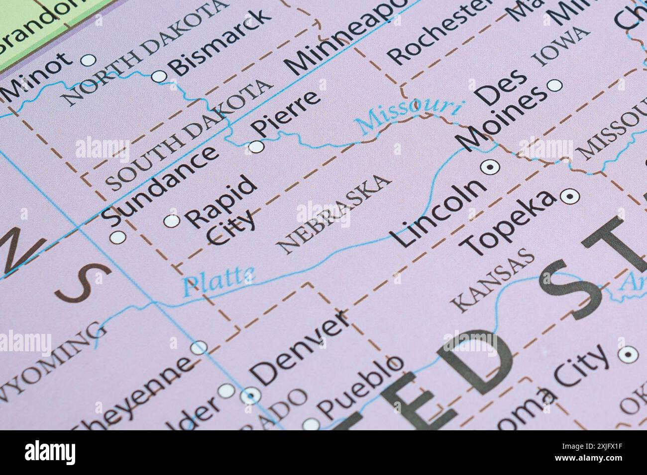 Makrofotografie der politischen Karte des Bundesstaates Nebraska mit den wichtigsten Städten und Grenzen Stockfoto