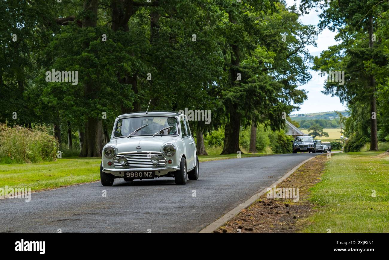 1070 Mini Cooper S auf der Einfahrt in Lennoxlove Estate, East Lothian, Schottland, Großbritannien Stockfoto