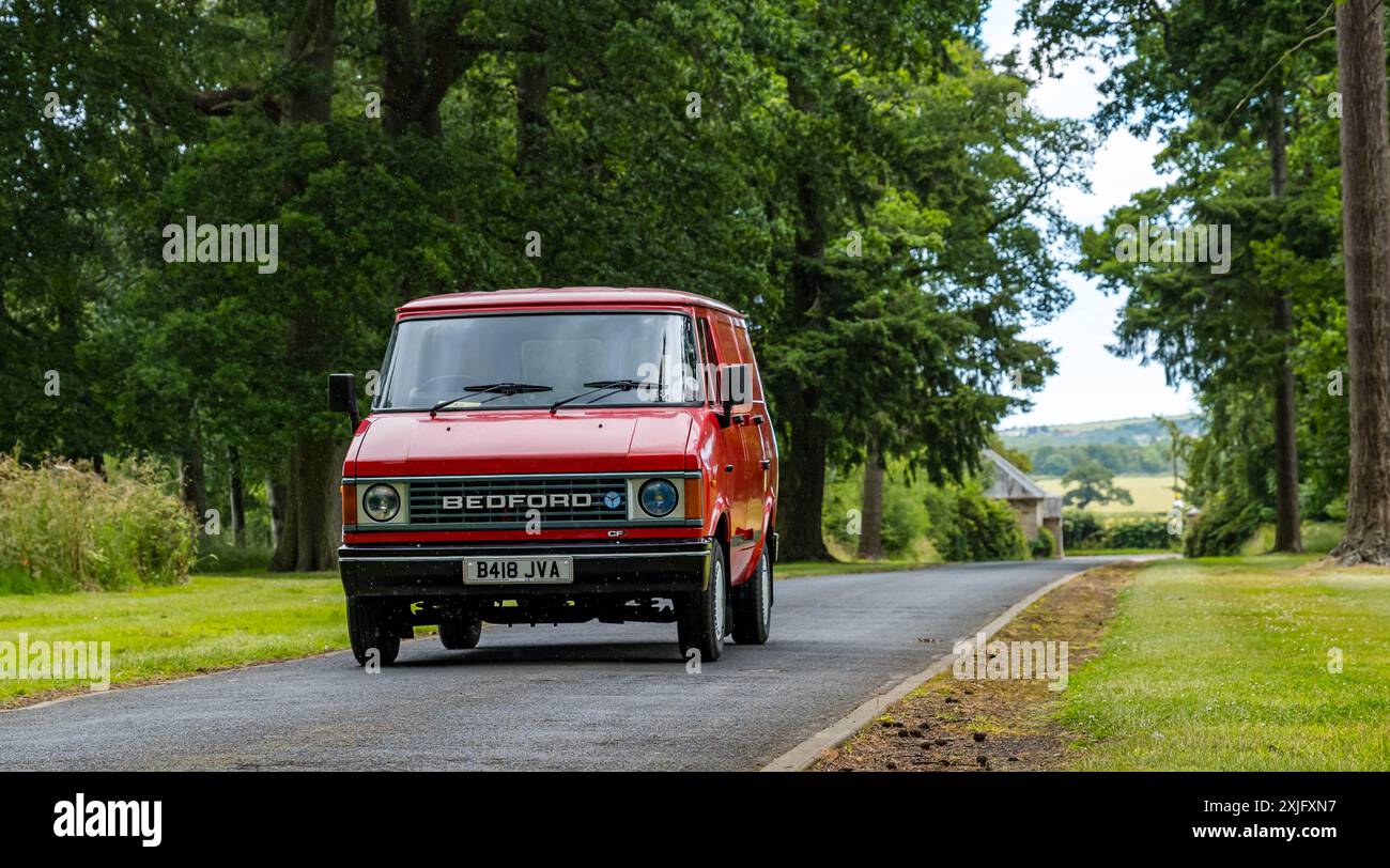 Ein Vintage-Minibus Bedford CF2 aus dem Jahr 1985, der auf der Einfahrt in Lennoxlove Estate, East Lothian, Schottland, Großbritannien fährt Stockfoto
