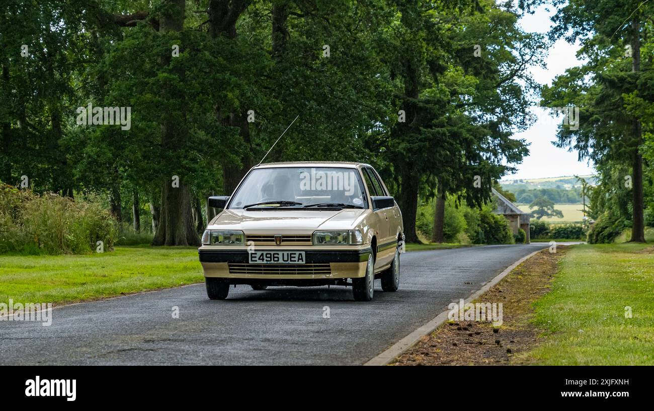 Ein Vintage 1988 Rover 213 fährt auf der Einfahrt in Lennoxlove Estate, East Lothian, Schottland, Großbritannien Stockfoto